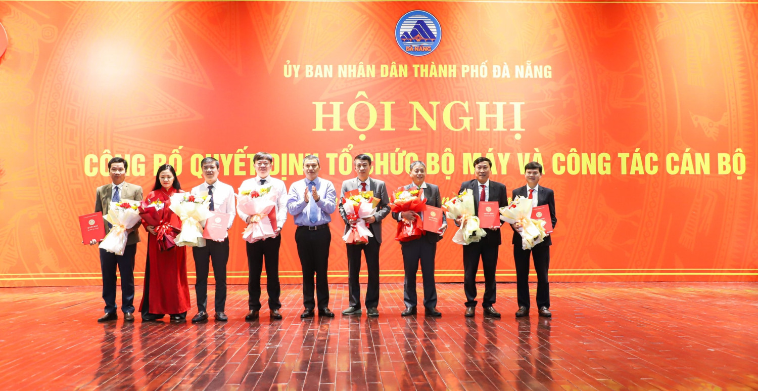 Phó Chủ tịch Thường trực UBND thành phố Hồ Kỳ Minh (giữa) trao quyết định cho các cán bộ được bổ nhiệm. Ảnh: NGỌC PHÚ